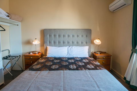 Riverside Hotel Motel - Sunshine Coast Guide 2