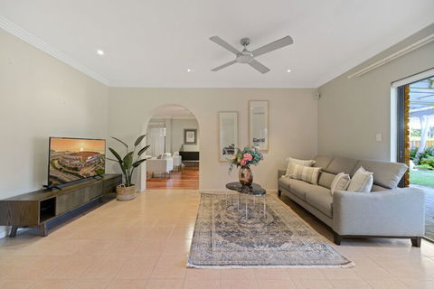 HomeHotel 4 Bedroom & Homeoffice With Nice Pool - Sunshine Coast Guide 3