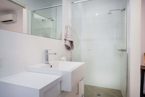 Albury Yalandra Apartment 5 - Sunshine Coast Guide 5