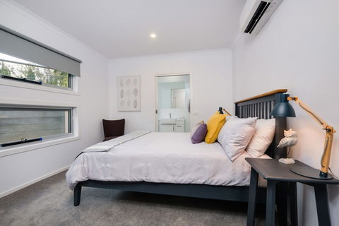 Albury Yalandra Apartment 5 - Sunshine Coast Guide 4