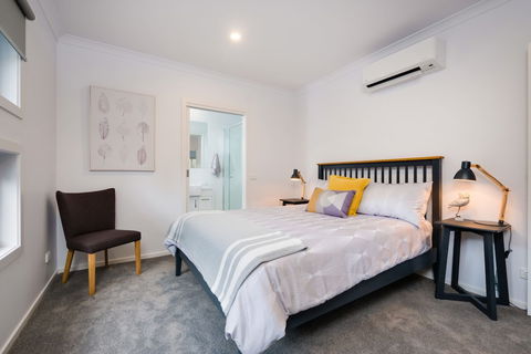 Albury Yalandra Apartment 5 - Sunshine Coast Guide 2