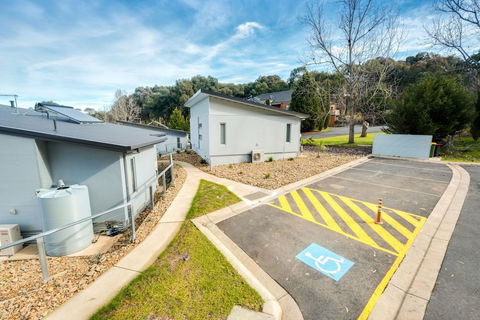 Albury Yalandra Apartment 5 - Sunshine Coast Guide 6