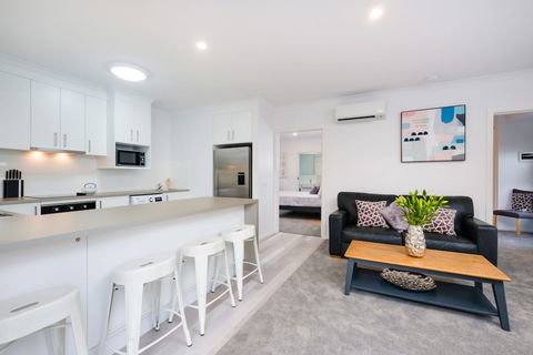 Albury Yalandra Apartment 2 - Sunshine Coast Guide 5
