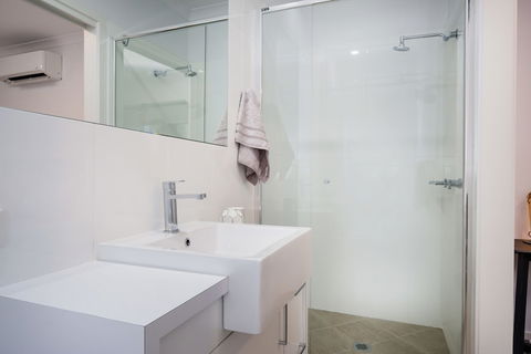 Albury Yalandra Apartment 2 - Sunshine Coast Guide 3