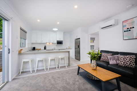Albury Yalandra Apartment 2 - Sunshine Coast Guide 4