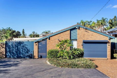 Campbell Avenue 28 - Sunshine Coast Guide 0