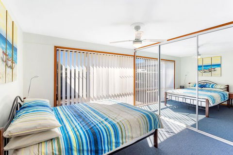 Campbell Avenue 28 - Sunshine Coast Guide 4
