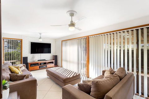 Campbell Avenue 28 - Sunshine Coast Guide 5