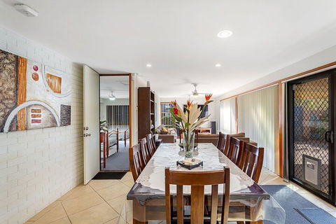 Campbell Avenue 28 - Sunshine Coast Guide 6