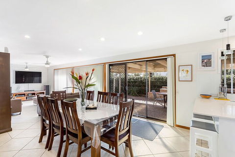 Campbell Avenue 28 - Sunshine Coast Guide 3