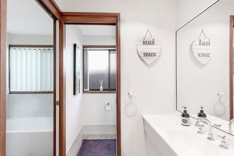 Campbell Avenue 28 - Sunshine Coast Guide 2