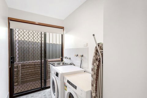 Campbell Avenue 28 - Sunshine Coast Guide 7