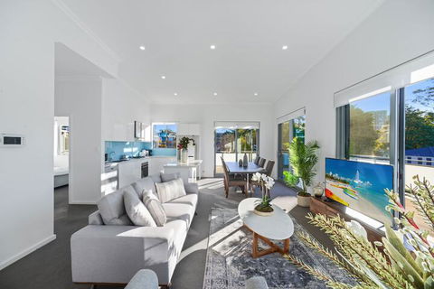 HomeHotel New & Spacious 3 Bedroom Penthouse - Sunshine Coast Guide 6