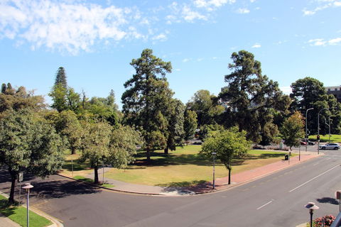 Adelaide CBD Apartment - 3BR, 2Bath & Carpark - Sunshine Coast Guide 0