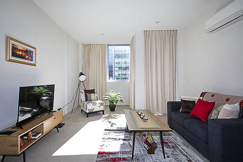Spacious 1-Bedroom Apartment With Parking - Sunshine Coast Guide 3