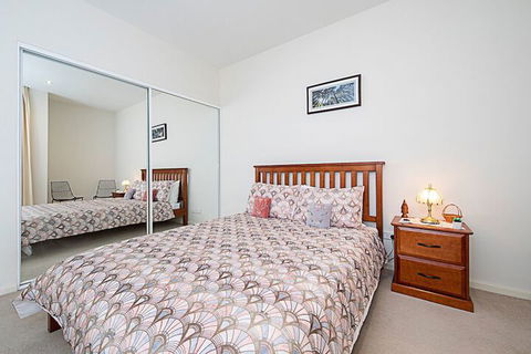 Spacious 1-Bedroom Apartment With Parking - Sunshine Coast Guide 1