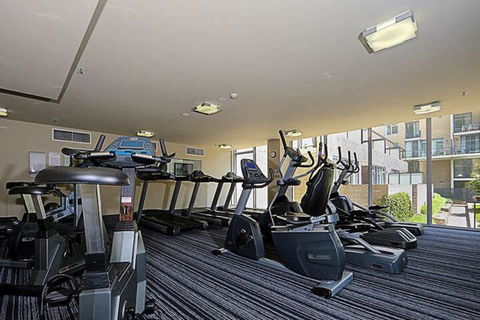 Spacious 1-Bedroom Apartment With Parking - Sunshine Coast Guide 6