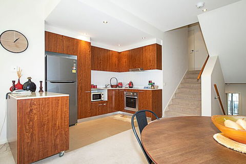 Spacious 1-Bedroom Apartment With Parking - Sunshine Coast Guide 5