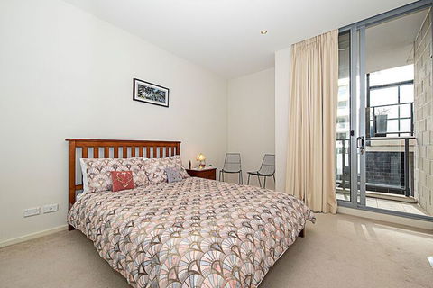 Spacious 1-Bedroom Apartment With Parking - Sunshine Coast Guide 4