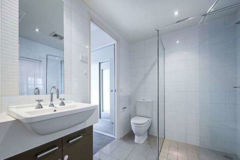 Spacious 1-Bedroom Apartment With Parking - Sunshine Coast Guide 2