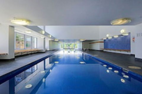 Spacious 1-Bedroom Apartment With Parking - Sunshine Coast Guide 0