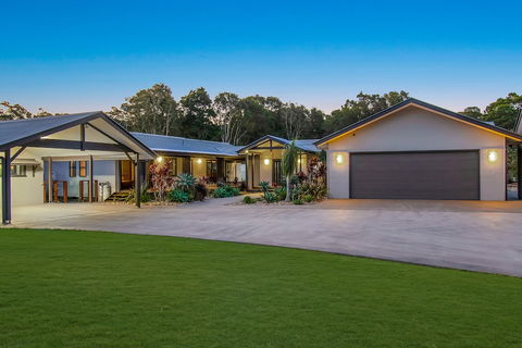 A PERFECT STAY - Lennox Unique Coastal Retreat - Sunshine Coast Guide 0