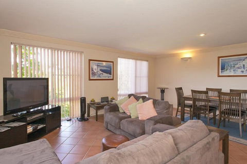 1 / 17 22nd Ave Sawtell NSW - Sunshine Coast Guide 5