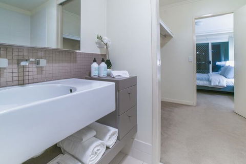 Absolute Riverfront One Bedroom Apartment - Sunshine Coast Guide 5