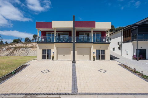The Oasis 6 Turnberry Drive - Sunshine Coast Guide 1
