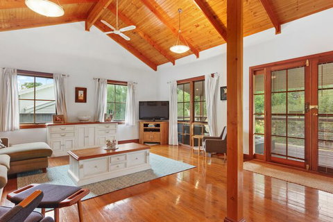 The Log Cabin 47 Jetty Road - Sunshine Coast Guide 4