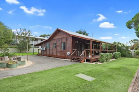 The Log Cabin 47 Jetty Road - Sunshine Coast Guide 0