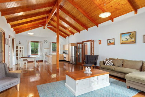 The Log Cabin 47 Jetty Road - Sunshine Coast Guide 1