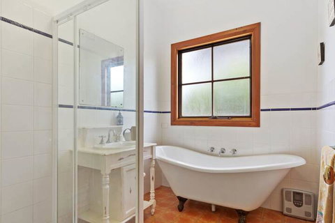 The Log Cabin 47 Jetty Road - Sunshine Coast Guide 2