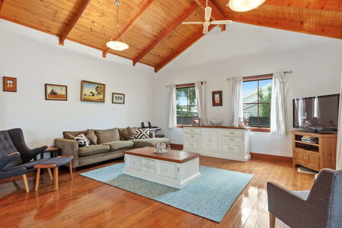 The Log Cabin 47 Jetty Road - Sunshine Coast Guide 3