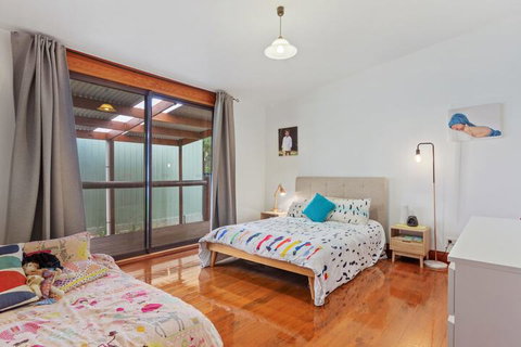 The Log Cabin 47 Jetty Road - Sunshine Coast Guide 5