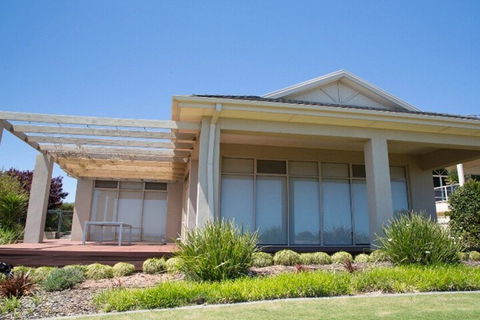 Golfers Paradise 52 Huntingdale Drive - Sunshine Coast Guide 1