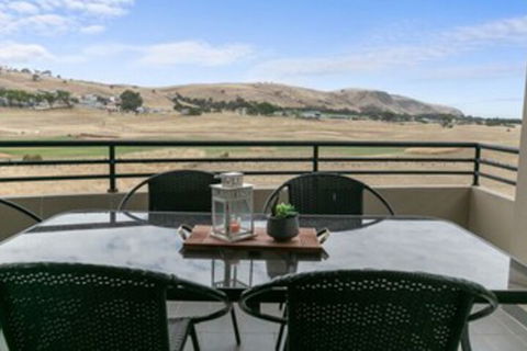 Front 9 Then Dine 3 / 61 St. Andrews Boulevard - Sunshine Coast Guide 0