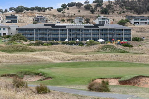 Front 9 Then Dine 3 / 61 St. Andrews Boulevard - Sunshine Coast Guide 4