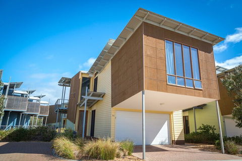 South Shores Yellowfin Villa 95 South Shores Normanville - Sunshine Coast Guide 2