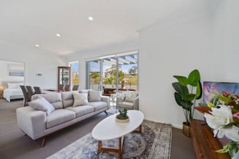 HomeHotel Luxurious 3 Bedrooms - Sunshine Coast Guide 0