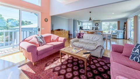 THE Lighthouse Surf Side - Sunshine Coast Guide 2