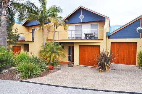 THE Sails 8 Linen Included Central Location - Sunshine Coast Guide 1