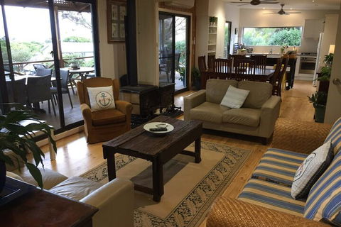 Sandy Feet Retreat 13 Scenic View Drive - Sunshine Coast Guide 3