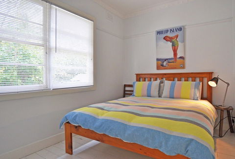 SEA Whispers Inlet Side - Sunshine Coast Guide 1