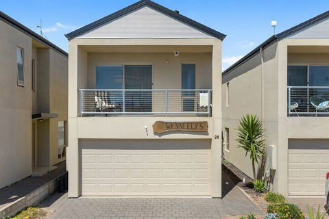 Wenneelys 26 / 45 St. Andrews Boulevard - Sunshine Coast Guide 2