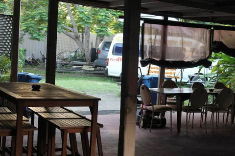 Carlon's Hotel - Sunshine Coast Guide 6