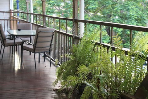 Carlon's Hotel - Sunshine Coast Guide 5