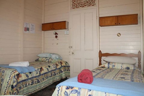 Carlon's Hotel - Sunshine Coast Guide 2