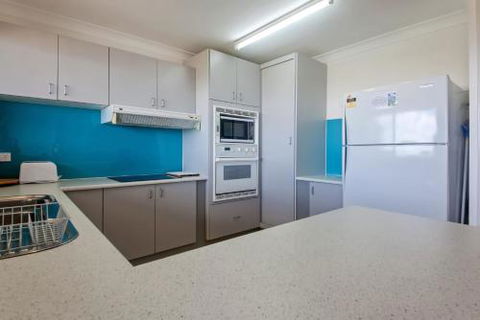 Ocean Avenue 55 - Sunshine Coast Guide 2
