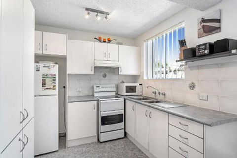 Sunset Court Unit 1 / 3 Resthaven Avenue - Sunshine Coast Guide 6